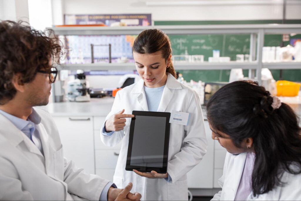 scientists discussing content marketing solutions